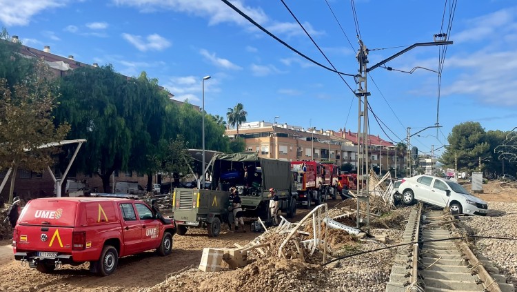 Els vehicles de la UME i de l’exèrcit espanyol a tocar de les vies de metro de Paiporta, a l’ull de l’huracà de la catàstrofe.