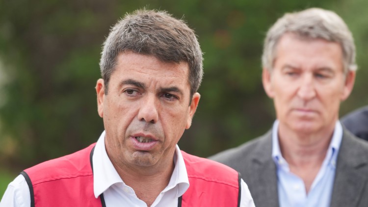 Carlos Mazón i Alberto Núñez Feijóo, fotografiats a lʼEliana la setmana passada, quan el president del PP va visitar el Centre de Coordinació d'Emergències de la Generalitat Valenciana.. Europa Press