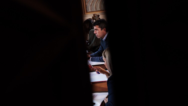 El president valencià, Carlos Mazón, en una reunió recent del Consell per a abordar la resposta a la crisi. En primer terme, d’esquena, la consellera Nuria Montes.. Europa Press