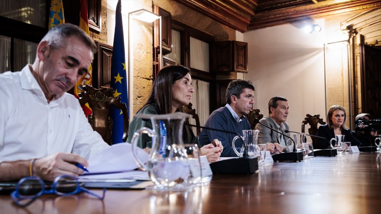 El president Mazón al centre, envoltat d'alguns dels seus consellers| Europa Press. 