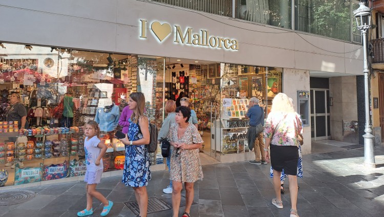 Una botiga en el centre de Palma dedicada al turisme, com moltes d’altres. De fet, on es nota més la turistificació és a la zona històrica de la capital