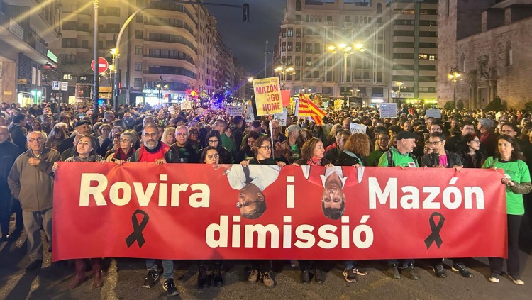 Milers de persones han tornat a eixir als carrers de València en una manifestació convocada per la Plataforma per l'Ensenyament Públic. EL TEMPS