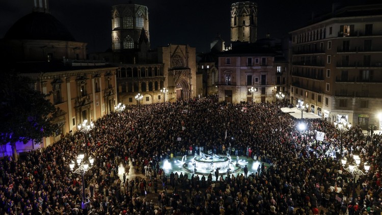 La plaça de la Verge de València plena de gom a gom per exigir la dimissió de Mazón| Europa Press/Rober Solsona.
