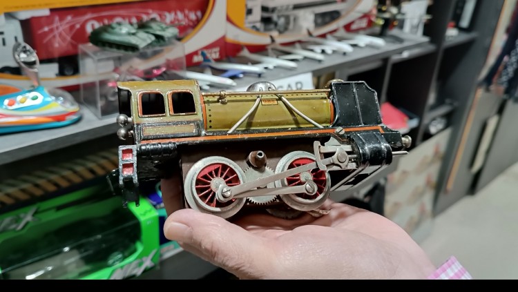 Tren de joguet antic a la tenda Payá d'Alacant