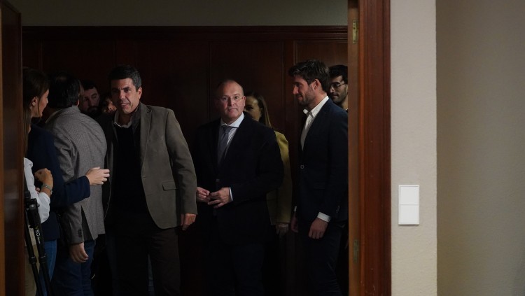 En condicions normals, el 2025 hauria de ser menys convuls. Però costa de creure que Mazón, en el centre de la imatge, puga acabar l’any com a president de la Generalitat.. Europa Press