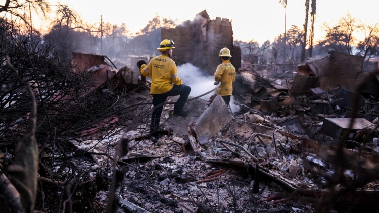 Un grup de bombers fan front a l'incendi de Los Ángeles. Europa Press
