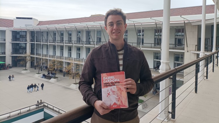 Frederic J. Porta amb l''Obra Escrita Completa' de Daniel Cardona