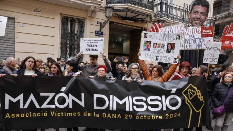 Familiars de les víctimes de la dana, concentrats aquest dijous a la porta principal de les Corts Valencianes.. Europa Press