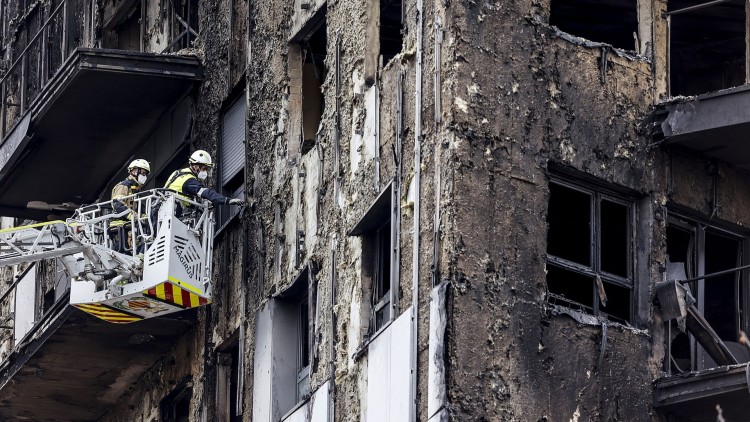 Inspecció de l'edifici incendiat al barri de Cabanyal. Europa Press