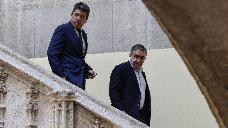 Carlos Mazón i el seu conseller d’Educació, José Antonio Rovira, baixant per l’escala gòtica del Palau de la Generalitat. / Europa Press. Europa Press