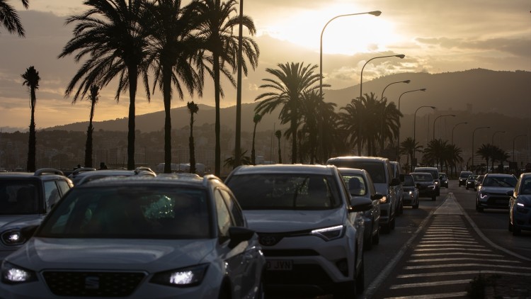 Congestió de cotxes a Palma (Foto Europa Press)