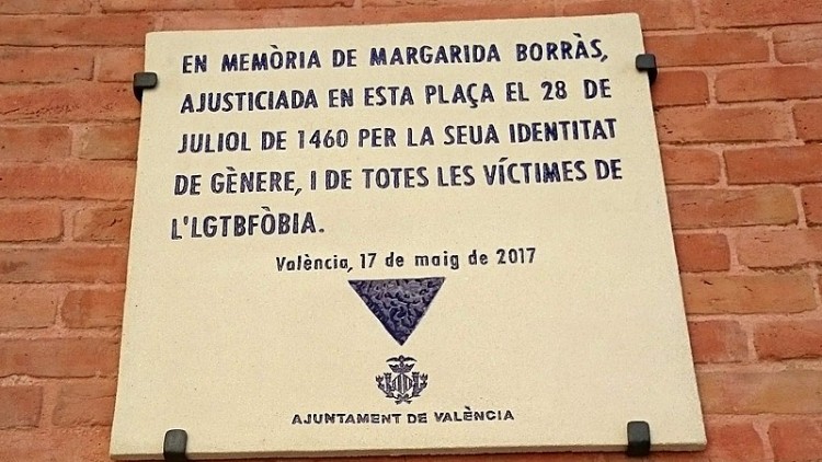 Placa a la Plaça del Mercat de Valencia on penjaren Margarida Borràs