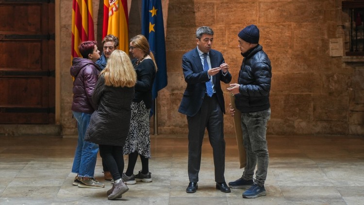 Víctimes de la dana conversen amb Carlos Mazón en el Palau de la Generalitat. EUROPA PRESS