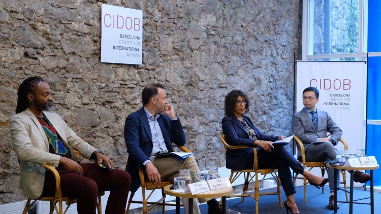 D'esquerra a dreta: el sudafricà Philani Mthembu, de l’Institut for Global Dialogue (IGD); Pol Morillas, director del CIDOB; la marroquina Len Ishmael, investigadora del Policy Center for the New South, i Yan Shaoua, subdirector del Centre de Relacions Xina-Europa de la Universitat de Fudan (Xangai, Xina) // CIDOB