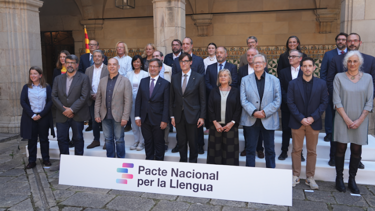 El president de la Generalitat de Catalunya, Salvador Illa, al centre, entre el conseller de Política Lingüística, Francesc Xavier Vila, i la presidenta de l'Institut d'Estudis Catalans, Teresa Cabré.. ACN