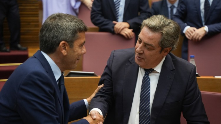 El president valencià Carlos Mazón saluda al líder de Vox a les Corts Valencianes, José María Llanos| Europa Press/Jorge Gil. 