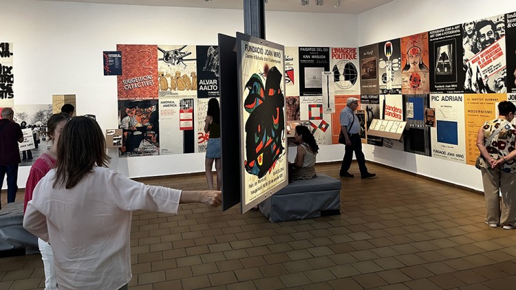 a sala d’»Els primers anys (1975-1983) de 'La poesia tot just ha començat'.