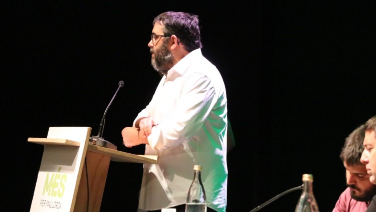 El diputat al Congrés, Vicenç Vidal, adreçant-se a l'assemblea (foto: Més per Mallorca)