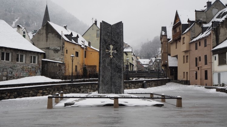 Monument a la llengua aranesa, a VIelha. Al peu s'hi llegeix una cita del Nobel occità Frederic Mistral: "Qui ten era lengua, ten era clau". EL TEMPS