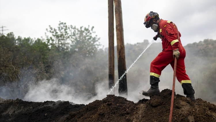 Un efectiu treballant a l'incendi de Xerta.. EUROPAPRESS