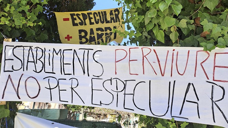 Pancarta a una de les barriades en peu de guerra contra el projecte de PP i Vox
