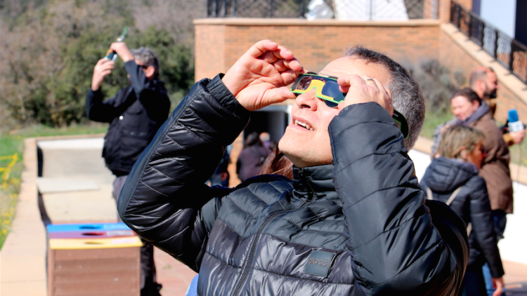 Al Parc Astronòmic del Montsec, un home mira el sol amb unes ulleres preparades per observar eclipsis sense perill. ACN