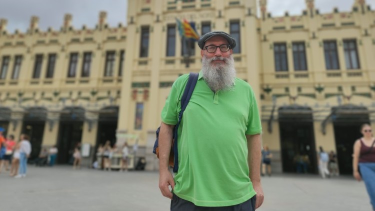 Antoni Martí Monterde, al davant de la carismàtica façana de l'Estació del Nord dissenyada per Demetri Ribes. Xavier Aliaga