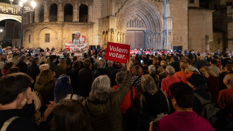 Centenars de persones s'han manifestat a la plaça de la Mare de Déu, a València, per celebrar l'adeu de Mazón| Europa Press/Jorge Gil