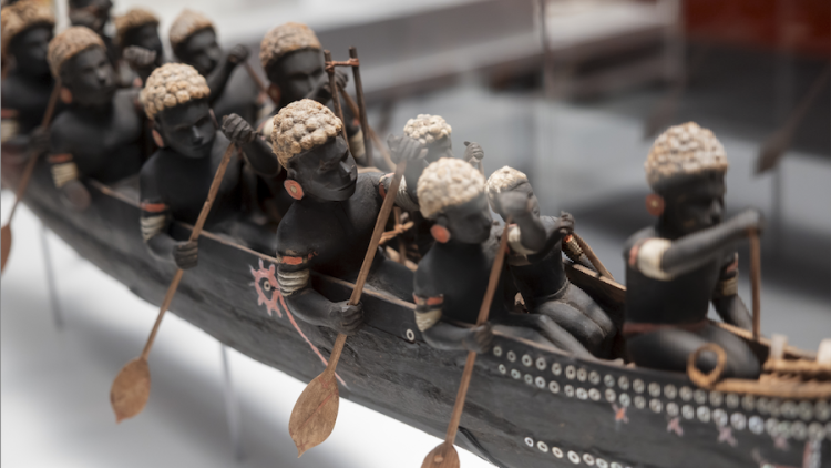 Una canoa a "Veus del Pacífic", a CaixaForum Barcelona. © Fundació \'la Caixa\'