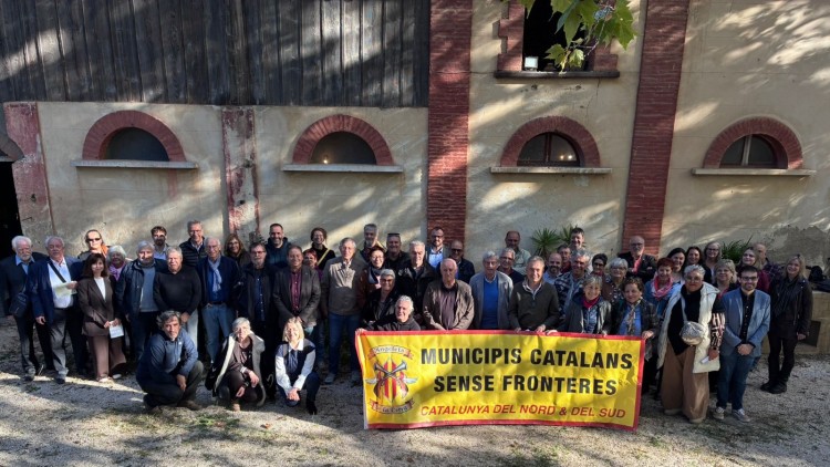 40 ajuntaments es van reunir al Cendre Cultural de Catalunya Nord a Ribesaltes, durant la cinquena Trobada sense Fronteres de municipis catalans i es va anunciar la creació del 'Llibre Blanc de l'ensenyament del català a Catalunya Nord|' Angelets de la Terra