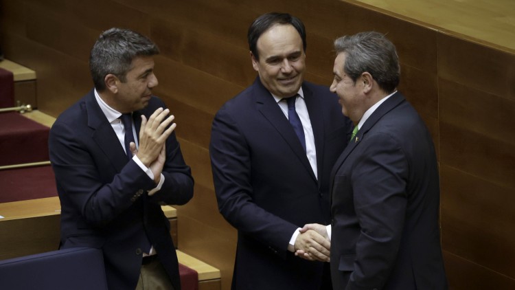 L'expresident Carlos Mazón junt amb el seu relleu, Juanfran Pérez Llorca, i el dirigent de Vox, José María Llanos, en la sessió d'investidura d'aquest dijous| Europa Press