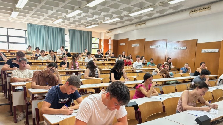 Alumnes a classe fent una prova (Foto Europa Press)