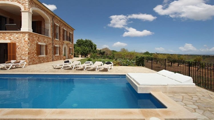 Un xalet amb piscina (Foto Europa Press)