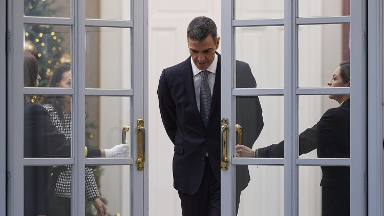 El president del Govern espanyol, Pedro Sánchez, eixint per la porta de la Moncloa.. Europa Press