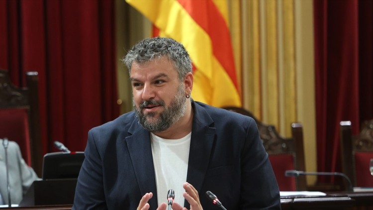 El líder de Més per Mallorca, Lluís Apesteguia, al Parlament (Foto Europa Press)
