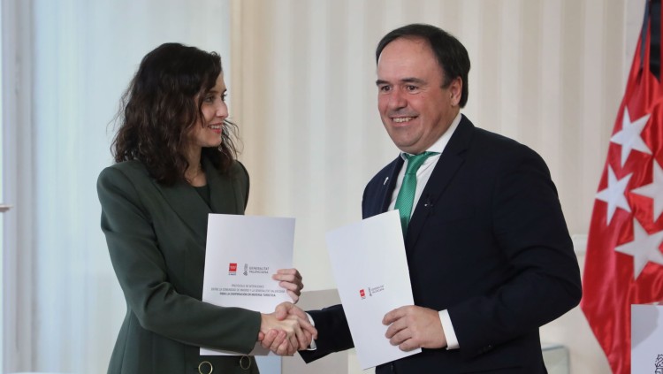 Estampa de la trobada entre la presidenta madrilenya, Isabel Díaz Ayuso, i el president valencià, Juanfran Pérez Llorca| Generalitat Valenciana