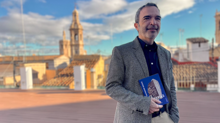 Salvador Enguix, delegat de ʻLa Vanguardiaʼ a València, amb un exemplar del seu llibre, ʻLas periferias mudasʼ.