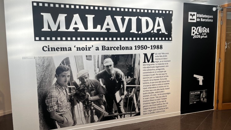 Entrada a l'exposició Malavida: fotografia del rodatge de 'Hay un camino a la derecha' de Rovira Beleta. De dreta a esquerra: Milton Stefani, Salvador Torres Garriga i Francisco Pérez-Dolz (després director)