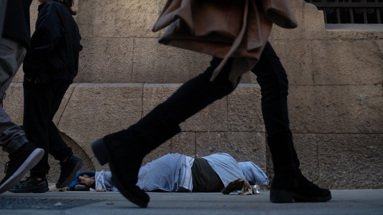 Una persona sense sostre dorm a un carrer de Barcelona. EUROPA PRESS