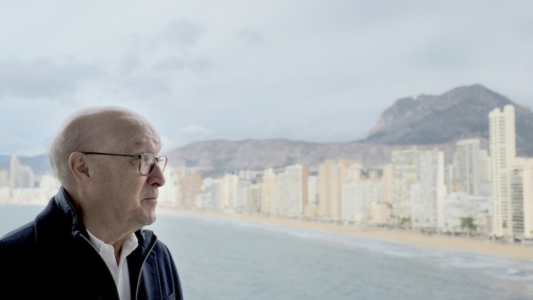 Toni Mayor, fotografiat des del Raco de l'Oix de Benidorm, amb la platja de Llevant en primer terme i la de Ponent al fons.. Eliseu T. Climent