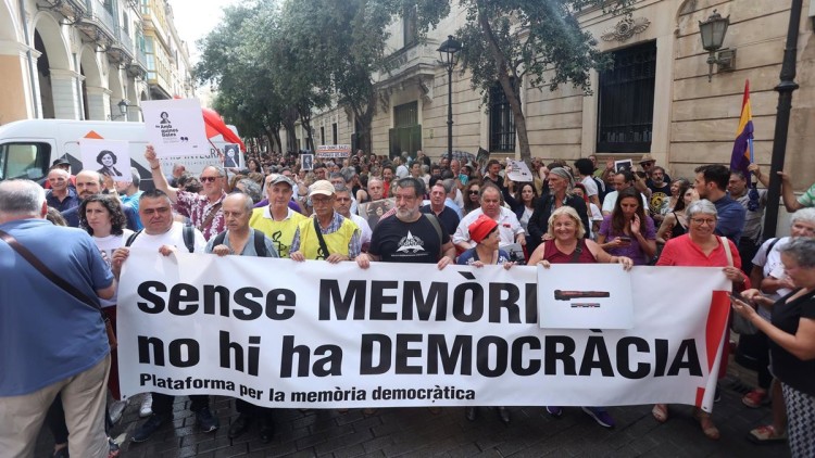 Concentració memorialista davant del Parlament balear (Foto Europa Press)