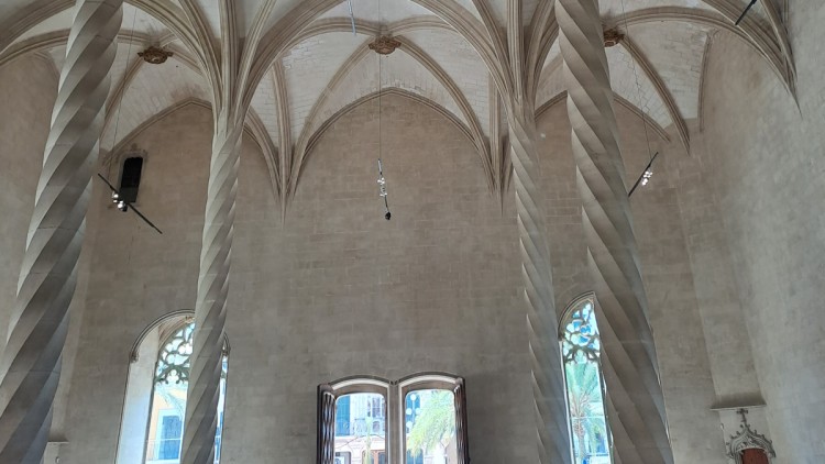Interior de la Llontja de Palma, amb les característiques columnes,