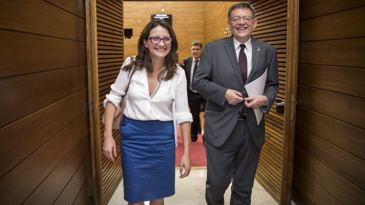 El president de la Generalitat Valenciana, Ximo Puig, i la vicepresidenta, Mónica Oltra, abandonen l'hemicicle en una sessió parlamentària de 2017.. Miguel Lorenzo