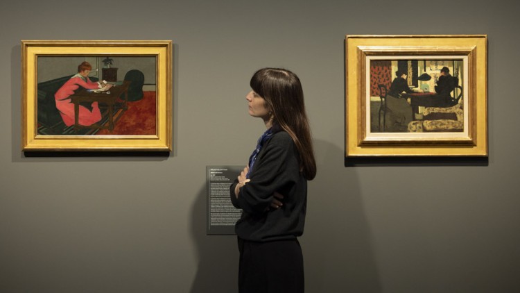 A l'esquerra, 'Misia a son bureau', de Félix Vallotton; a la dreta 'Deux femmes sous la lampe' de Vuillard (Tots dos del Musée de l'Annonciade, Saint Tropez) // FUNDACIÓ CATALUNYA LA PEDRERA
