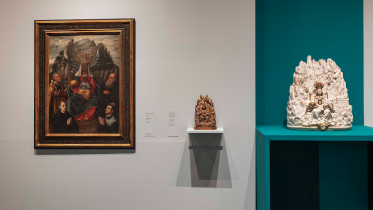 A l'esquerra, retrat a l'oli sobre tela (Anònim). A la dreta, El Plafó decoratiu de La Moreneta, de Gaspar Homar.. Museu Frederic Marès