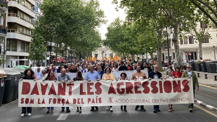La capçalera de la manifestació, abans d'arribar a la plaça d'Amèrica.. ACPV