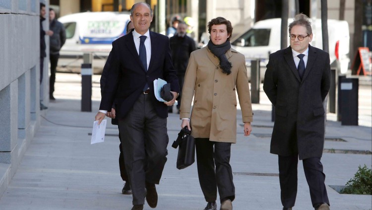 Francisco Camps, acompanyat del seu fill i d'un lletrat, a l'entrada de l'Audiència.. EFE