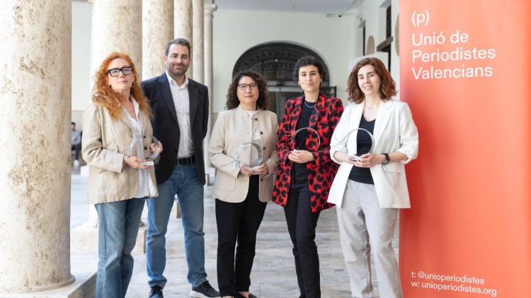Estampa de les premiades junt amb Vicent Marco, president de la Unió de Periodistes| Unió de Periodistes