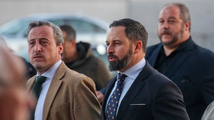 L’ombra del jerarca. El periodista Kiko Méndez-Monasterio, a l’esquerra de la imatge, s’ha convertit en l’ombra de Santiago Abascal i en una de les figures amb més poder a Vox| Europa Press