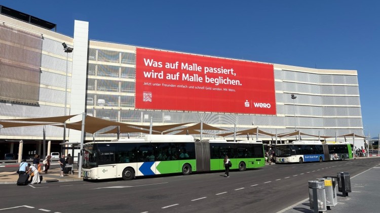 La pancarta a la façana de l'aeroport de Palma (Foto Europa Press)